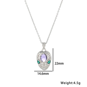 Détail du pendentif goutte avec améthyste violette et pierres de zircon vert