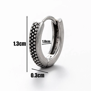Detailsicht des silbernen Totenkopf-Ohrrings mit Textur und Größenabmessungen