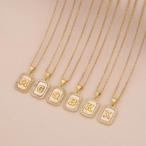 Colliers en or 18 carats avec pendentifs carrés en nacre et lettres de l'alphabet