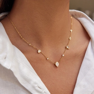 Collier en acier inoxydable plaqué or 18K avec zircons en goutte sur un mannequin femme