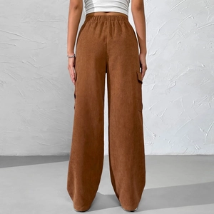 Dunkelbraune Cord-Cargohose für Damen mit lockerer Passform und Gummizug Rückansicht