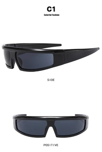 Vues de face et de côté de lunettes de soleil de sport Y2K noires de style cyber