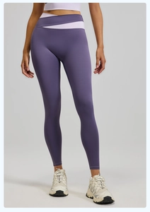 Detalle de la cintura cruzada bicolor en leggings de yoga morados para control de abdomen