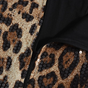 Détail d'une combinaison léopard avec paillettes noires et fermeture à glissière