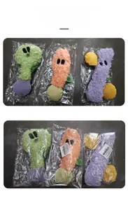 Tre peluche colorati per cani confezionati con etichette a codice a barre