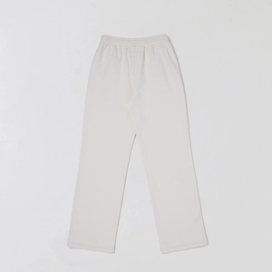 Gros plan du jogging en coton blanc crème avec taille élastique et patch carré minimaliste