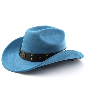 Détail du chapeau de cowboy bleu avec bande en cuir marron et emblème de tête de taureau