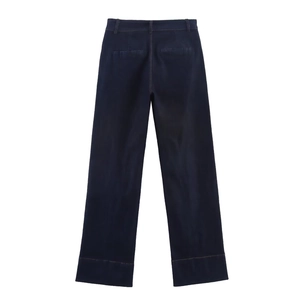 Dettaglio posteriore dei jeans in denim a vita alta e gamba larga con tasche in indaco scuro