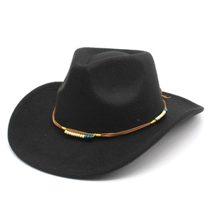 Détail d'un chapeau de cow-boy en laine noire avec ruban de perles et larges bords