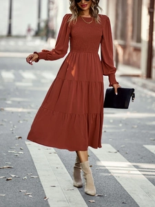 Détail de robe midi caramel à taille haute avec poignets à volants et jupon à étages