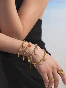 Detail eines Bambusketten-Armbands mit Zirkonia-Herz- und Marienkäfer-Anhängern