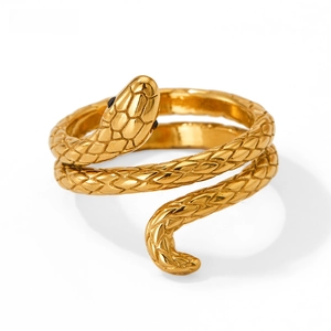 Détail macro d'une bague serpent dorée avec écailles ciselées et accents d'yeux noirs