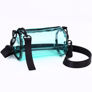 Vista di profilo di una borsa a tracolla cilindrica trasparente in PVC impermeabile.