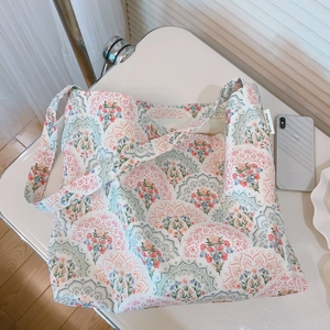 Dettaglio della borsa tote in tela con stampe floreali mandala ed etichetta tessuta