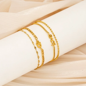 Ensemble de bracelets dorés multicouches avec breloques Love sur présentoir chic