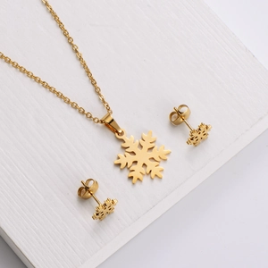 Elegantes goldenes Titan-Schmuckset mit Schneeflocken-Anhänger und passenden Ohrsteckern
