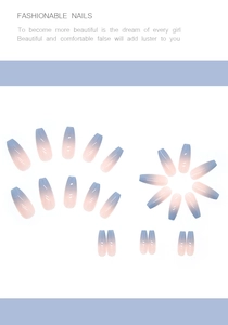 Détail de faux ongles cercueil longs dégradé rose et bleu avec une finition brillante