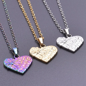 Détails des pendentifs en forme de cœur avec tournesol en finitions or, argent et couleur