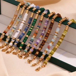 Detail bunter Naturstein-Armbänder mit 18K vergoldeten Scheiben und sicherem Karabinerverschluss