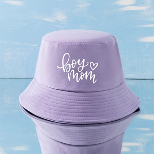 Détail du chapeau bob lavande en coton avec imprimé blanc boy mom et petit cœur