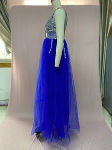 Détails de paillettes bleu roi et tulle multicouche sur une robe de soirée sans manches