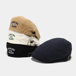 Détail d'une casquette vintage en coton avec broderie CATALINA 1983 et boucle métallique
