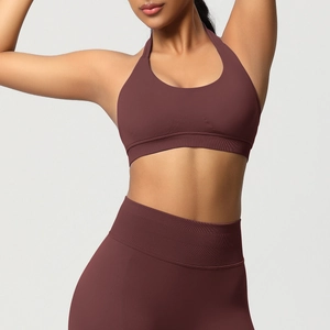 Détail de la brassière de sport licou bordeaux et du legging de fitness à taille haute