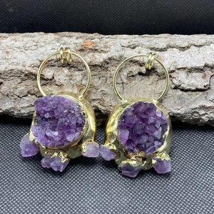 Natürlicher Amethyst-Drusen-Anhänger mit 14K Goldbeschichtung auf rustikalem Holz