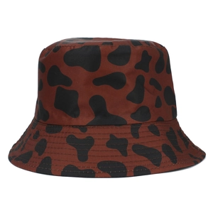 Dettaglio del cappello alla pescatora con stampa mucca rosso mattone e cuciture sulla tesa