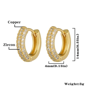 Detalle de pendientes de cobre bañados en oro 18K con circonitas y dimensiones