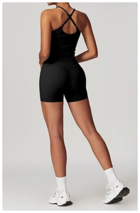 Dettaglio degli shorts da yoga neri a vita alta con cucitura a V per un effetto push-up