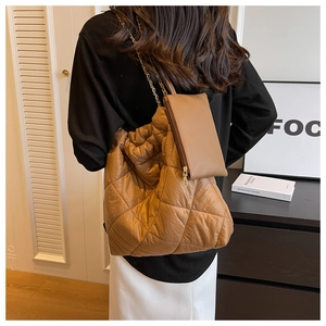 Dettaglio della borsa tote trapuntata caramello con catena d'oro e mini astuccio