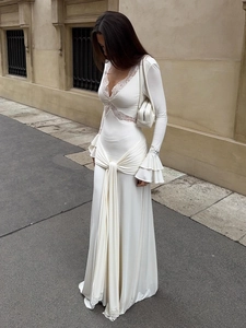 Robe longue blanche en satin avec col en V, bordure en dentelle et nœud à la taille