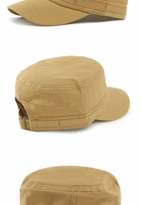 Detalle de gorra militar caqui con hebilla de bronce ajustable y textura de algodón puro