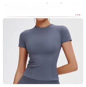 Dettaglio dei pannelli laterali a costine sulla maglietta da yoga slim-fit modellante