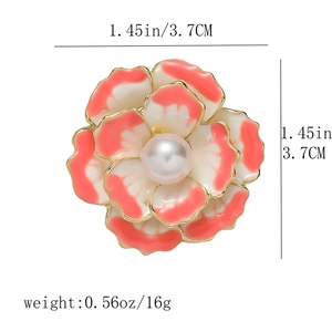 Dettaglio della spilla a camelia in smalto rosa con perla e indicazioni delle misure