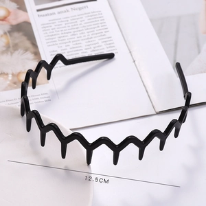 Detail of black wavy anti-slip headband with comb teeth design, diameter 12.5cm