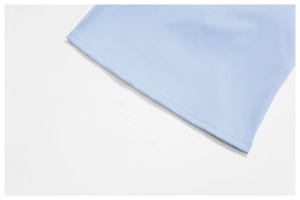 Détail de l'ourlet à double couture sur débardeur de yoga bleu clair et texture du tissu