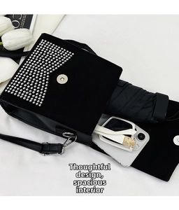 Kapazitätsdetails der schwarzen Strass-Umhängetasche für Telefon, Schirm und Sonnenbrille