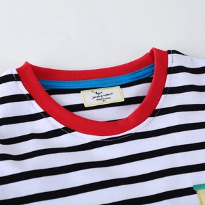 T-shirt da bambino a maniche lunghe in cotone a righe con girocollo rosso a contrasto