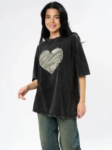 Vintage πλυμένο σκούρο γκρι βαμβακερό t-shirt με λευκή καρδιά και χαλαρή εφαρμογή