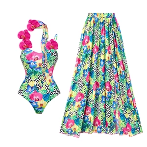 Dettaglio di costume tropicale e gonna lunga con decorazioni di orchidee 3D rosa