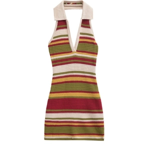 Abito corto in maglia a righe con scollo all'americana e dettaglio colletto