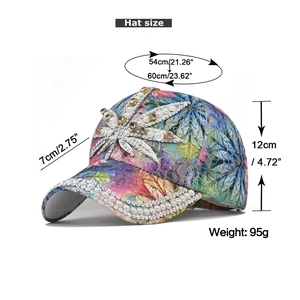 Détails de la casquette imprimé feuille coloré avec strass brillants et perles blanches