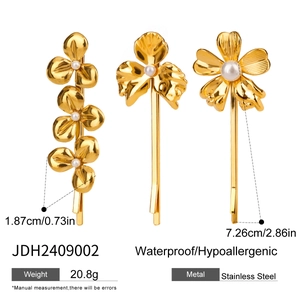 Vue détaillée des barrettes fleurs en or 18k avec perles, hypoallergéniques et étanches