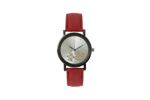 Détail du bracelet en cuir rouge et cadran argenté avec gravure florale et cristaux