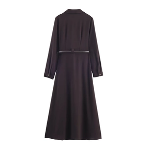 Robe midi chemise à manches longues marron foncé avec ceinture vue de l'arrière