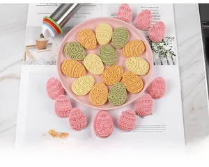 Stampi per biscotti a uovo di Pasqua con motivi a rilievo e mattarello