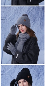 Détail de l'ensemble d'hiver avec bonnet à pompon écharpe et gants aux étiquettes faites main