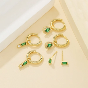 Parure de boucles d'oreilles dorées 18 carats avec pierres en zircone vert émeraude